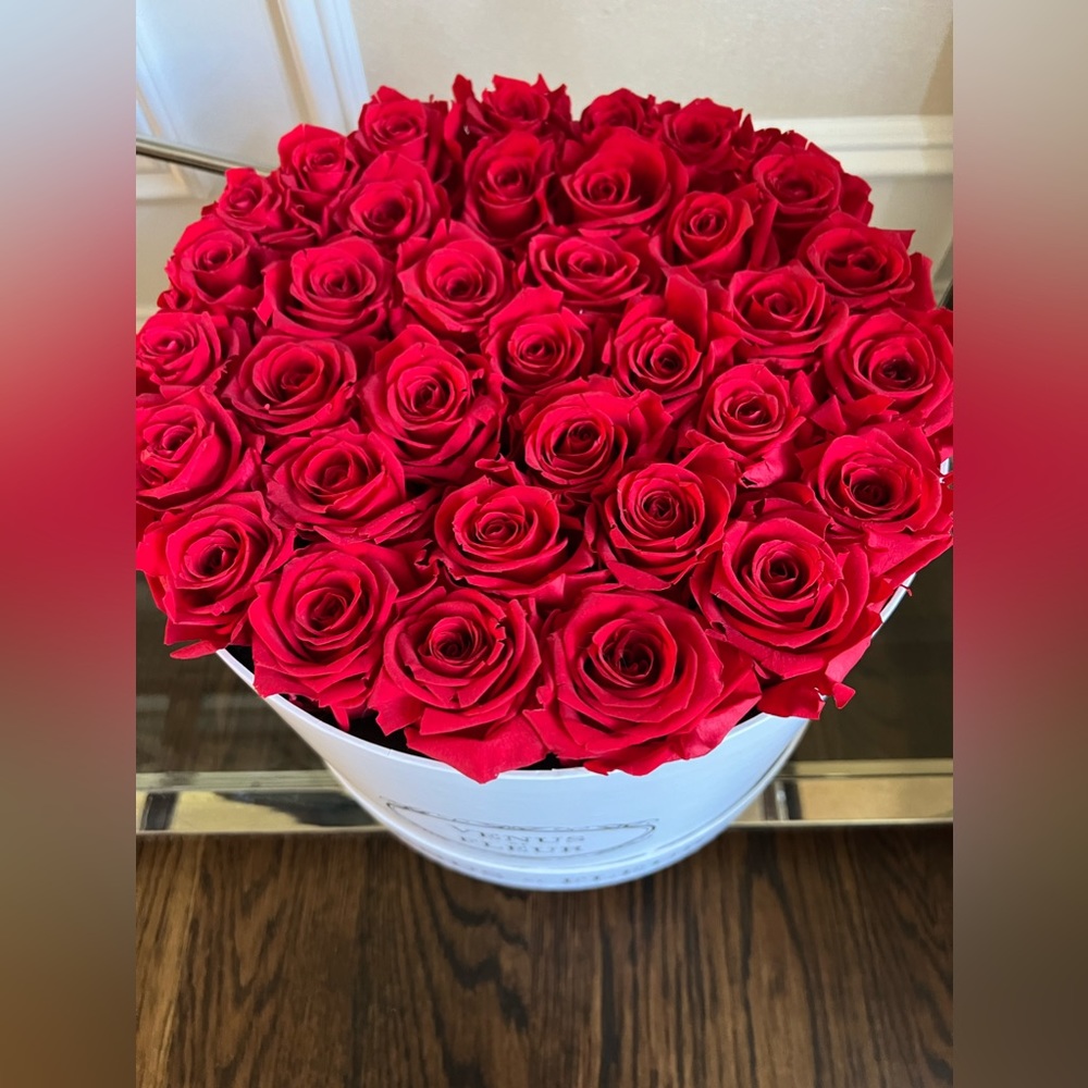 Venus et fleur large round box with red roses